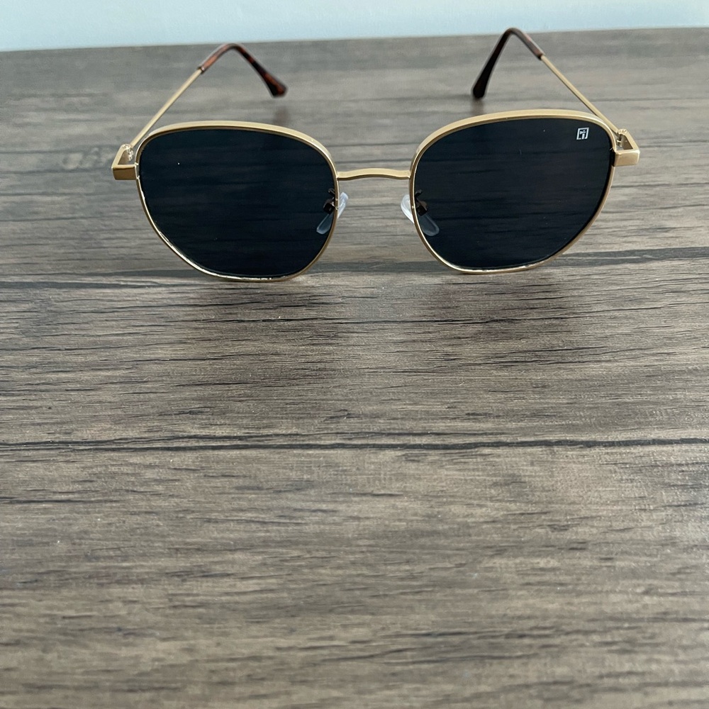 NIP: Tomahawk black bottle sunglasses
